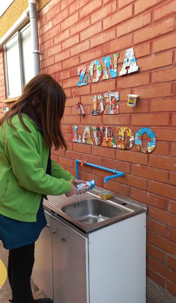 Durante el mes de junio nuestra escuela ha instalado un sistema de reutilización de aguas grises provenientes de los lavamanos de los baños.