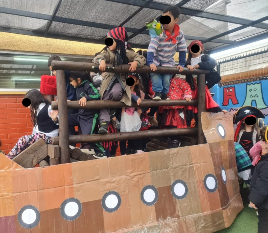 En esta celebración del mes de las niñeces unos piratas patas de palo vinieron a visitar nuestra escuela.