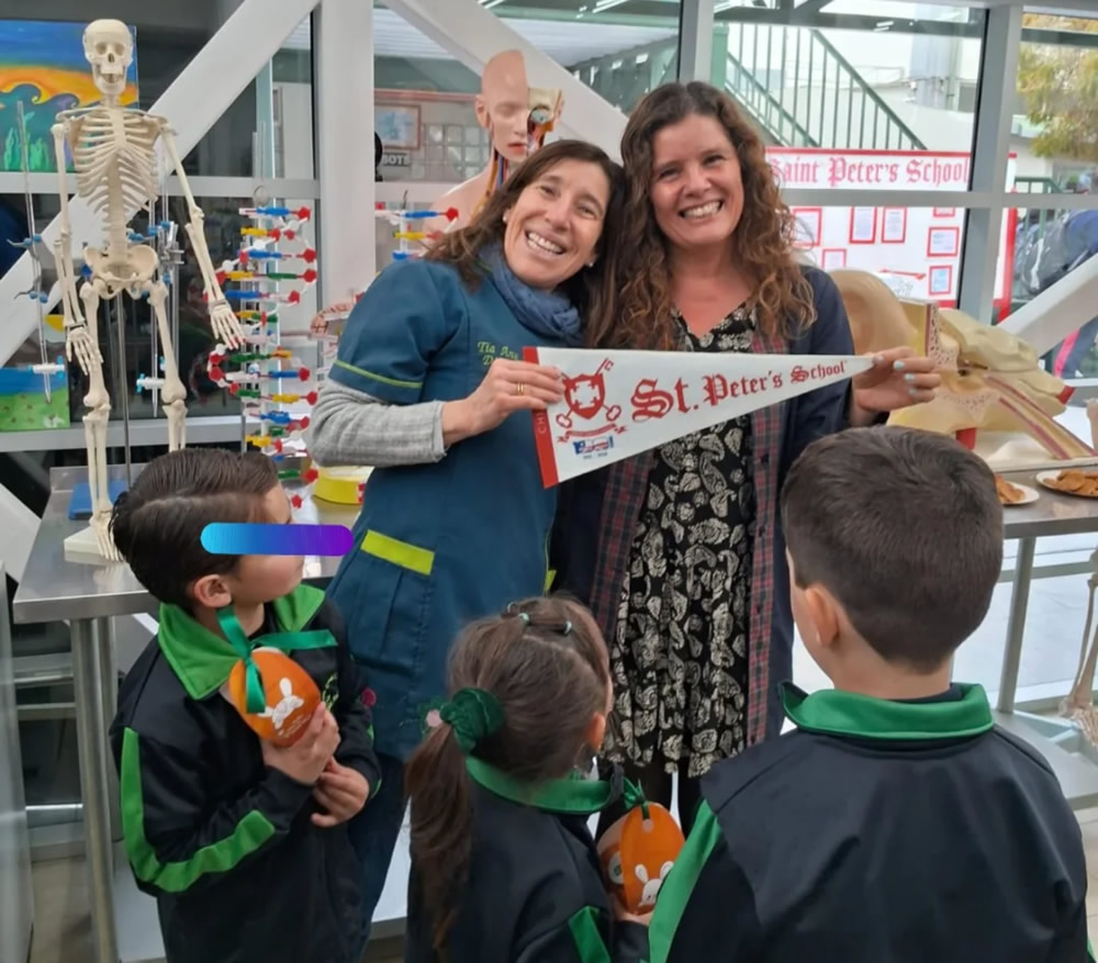Los amigos y amigas de Óbolo Recicla y Saint Peter’s School nos invitaron a presentar nuestro proyecto de reciclaje de Tetrapak ♻️.